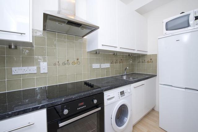  Image of 2 Bedroom Flat to rent at Lexham Gardens  London, W8 5JE