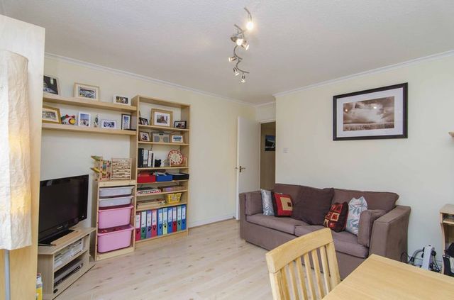  Image of 2 Bedroom Flat for sale at Mount Avenue Array Hanger Lane, W5 1QA