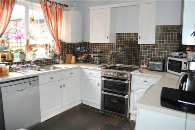  Image of 3 Bedroom Terraced for sale at Surrey, SM5 1EY