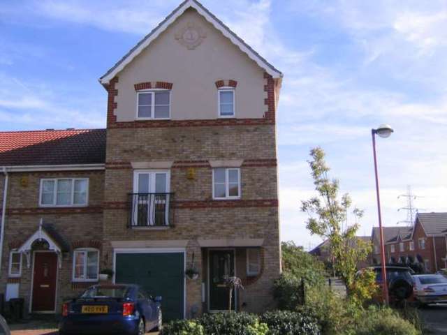  Image of 3 Bedroom Town House to rent at Stern Close Barking Essex, IG11 0XW
