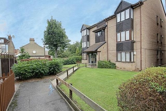  Image of 1 Bedroom Flat to rent at Pycroft Way Array Lower Edmonton, N9 9XX