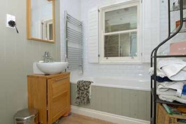  Image of 1 Bedroom Flat to rent at Bedford Hill  London, SW12 9HW