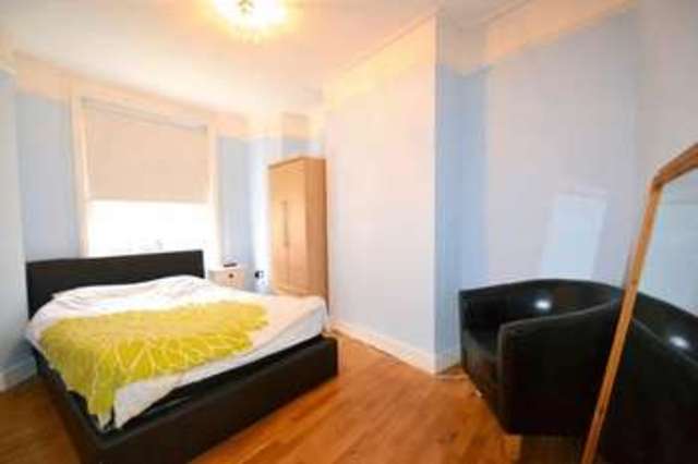  Image of 1 Bedroom Flat to rent at Wells Street  London, W1T 3PL