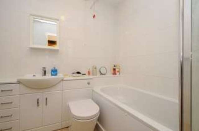  Image of 2 Bedroom Flat for sale at Gershwin Court  Basingstoke, RG22 4NN