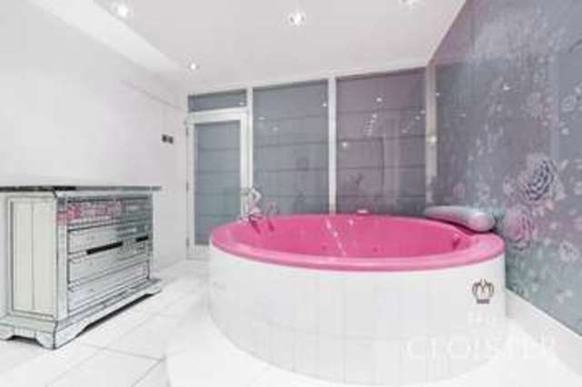  Image of 2 Bedroom Flat for sale at Knightsbridge  London, SW7 1RH