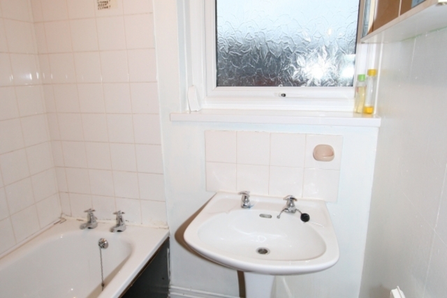  Image of 3 Bedroom Terraced to rent at Rochdale OL16 5SR Rochdale, OL16 5SR