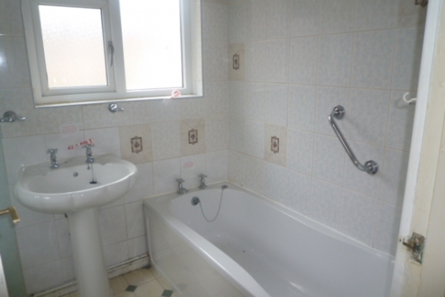  Image of 3 Bedroom Semi-Detached to rent at Rochdale OL12 8TZ Rochdale, OL12 8TZ