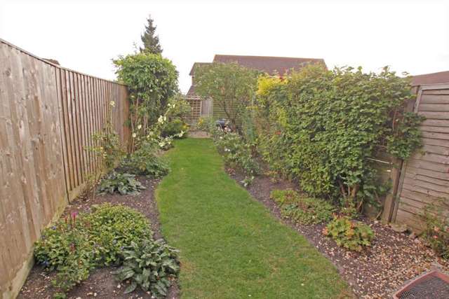  Image of 2 Bedroom Terraced to rent at Ancholme Close  Didcot, OX11 7TW