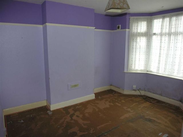  Image of 3 Bedroom Property for sale at Gardenia Avenue Luton Luton, LU3 2NS