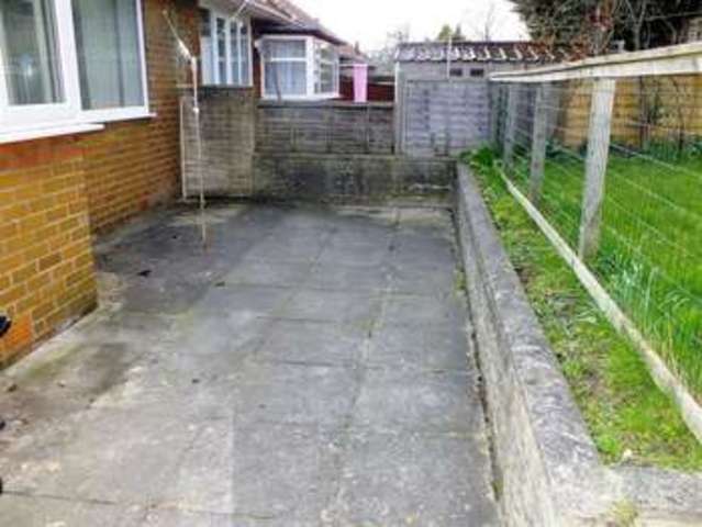  Image of 2 Bedroom Bungalow to rent at Leeds  Moor Allerton, LS17 6EE