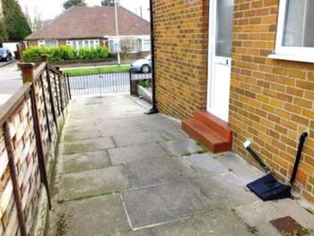  Image of 2 Bedroom Bungalow to rent at Leeds  Moor Allerton, LS17 6EE