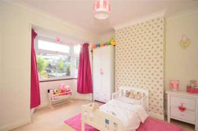  Image of 3 Bedroom Terraced for sale at Woodmansterne Surrey Woodmansterne, SM7 3JX