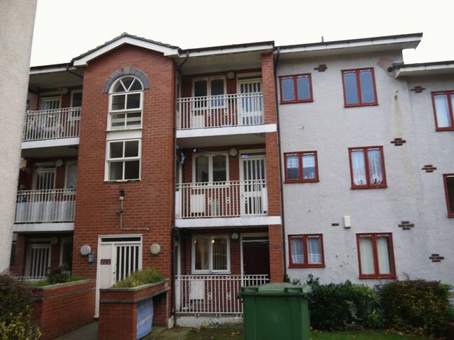  Image of 2 Bedroom Flat to rent at Regency Court  BRADFORD, BD8 9EX