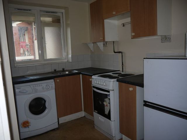  Image of 2 Bedroom Flat to rent at Regency Court  BRADFORD, BD8 9EX