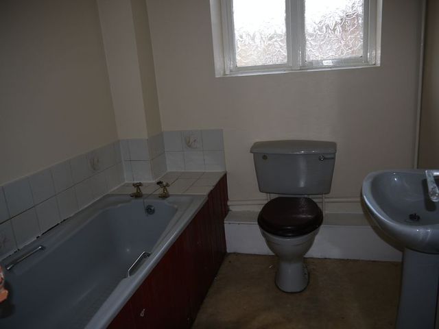  Image of 2 Bedroom Flat to rent at Regency Court  BRADFORD, BD8 9EX