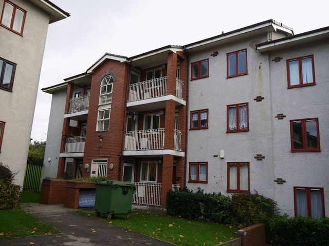  Image of 2 Bedroom Flat to rent at Regency Court  BRADFORD, BD8 9EX