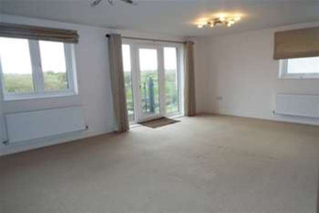  Image of 2 Bedroom Flat to rent at Shepperton, TW17 8EW
