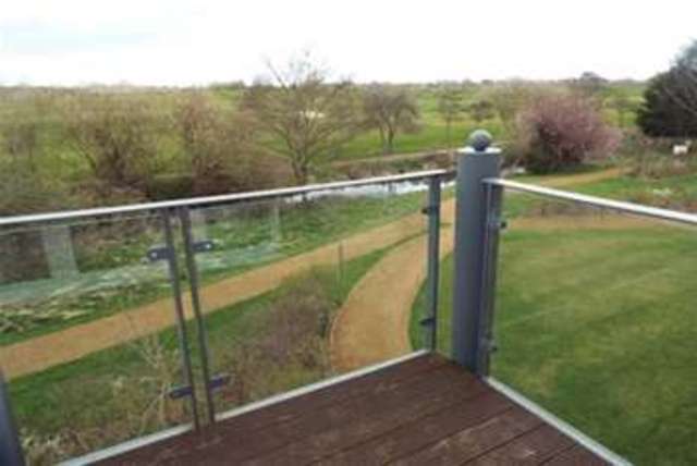  Image of 2 Bedroom Flat to rent at Shepperton, TW17 8EW