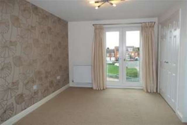  Image of 2 Bedroom Flat to rent at Shepperton, TW17 8EW