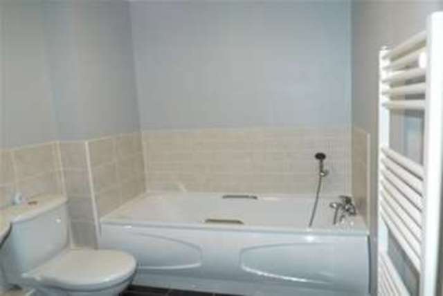  Image of 2 Bedroom Flat to rent at Shepperton, TW17 8EW