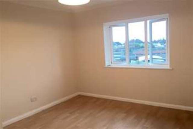  Image of 3 Bedroom Detached to rent at Rainham, RM13 9AX