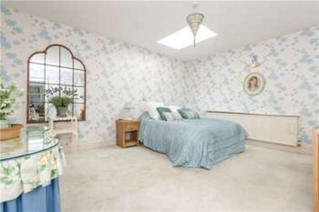  Image of 3 Bedroom Flat for sale at London  Vauxhall Bridge, SW1V 2AA