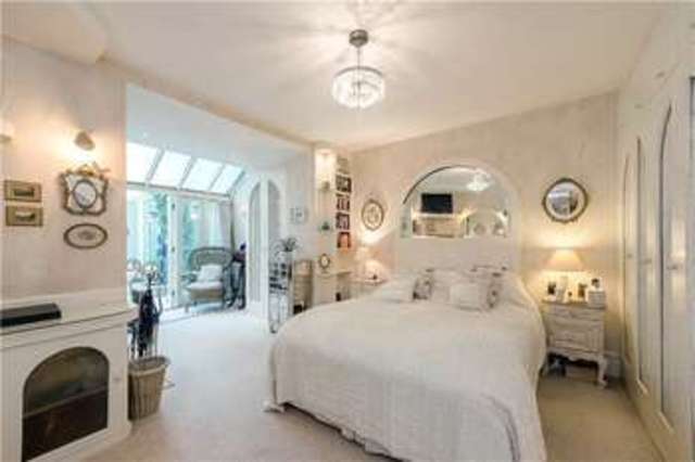  Image of 3 Bedroom Flat for sale at London  Vauxhall Bridge, SW1V 2AA