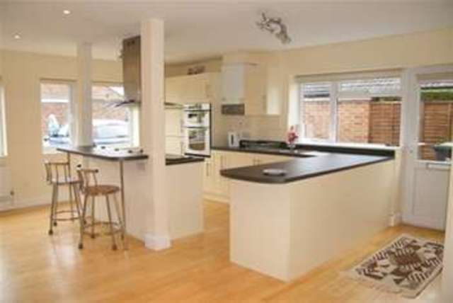  Image of 3 Bedroom Detached to rent at Gillingham, SP8 4LX