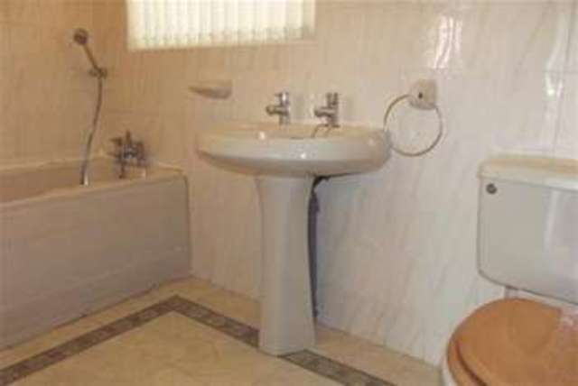  Image of 3 Bedroom Bungalow to rent at Nottingham, NG4 3SE