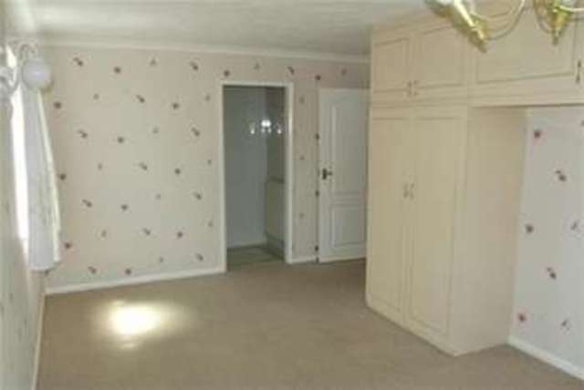  Image of 3 Bedroom Bungalow to rent at Nottingham, NG4 3SE