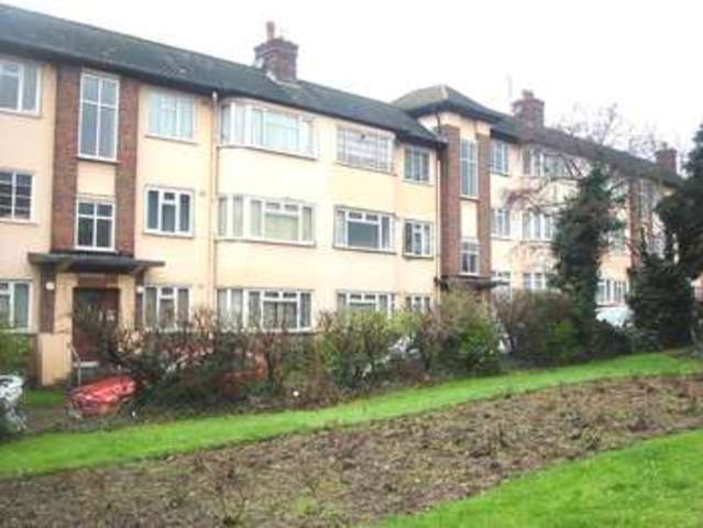  Image of 2 Bedroom Flat to rent at Canons Court  Edgware, HA8 7ST