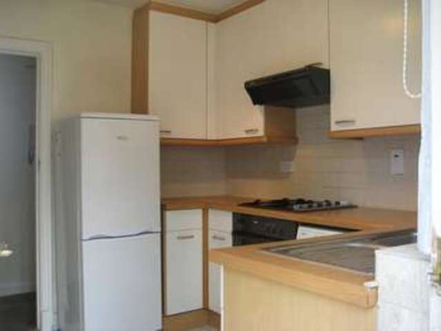  Image of 2 Bedroom Flat to rent at Canons Court  Edgware, HA8 7ST