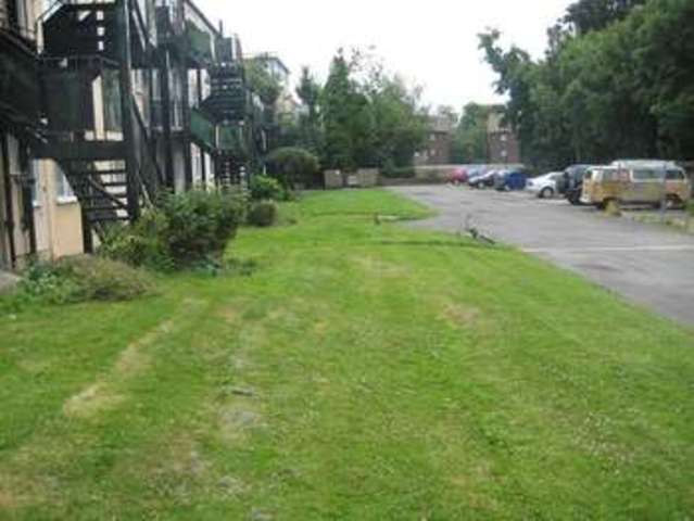  Image of 2 Bedroom Flat to rent at Canons Court  Edgware, HA8 7ST