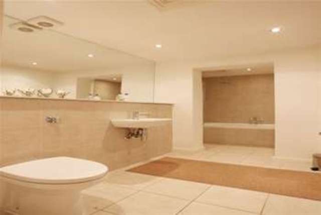  Image of 1 Bedroom Flat to rent at London, W2 4NA