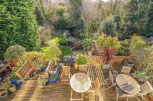  Image of 3 Bedroom Bungalow for sale at Edgware  Edgware, HA8 9UB