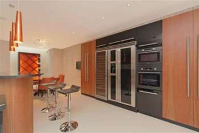  Image of 4 Bedroom Property to rent at London, SW10 0LF