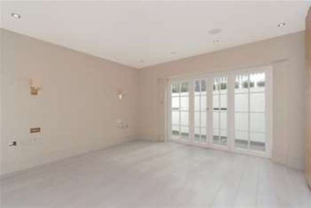  Image of 4 Bedroom Property to rent at London, SW10 0LF