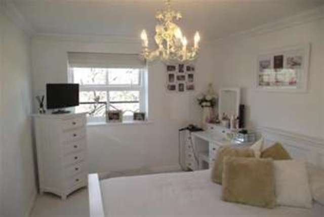  Image of 2 Bedroom Flat to rent at Leigh-on-Sea, SS9 4ED