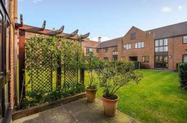  Image of 2 Bedroom Flat for sale at Chichester, PO19 5QZ