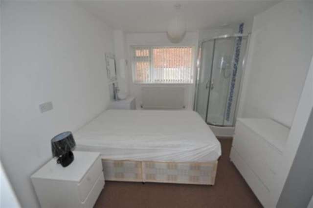  Image of 3 Bedroom Detached to rent at Canterbury, CT1 3PS