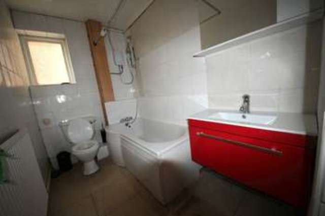  Image of 2 Bedroom Flat to rent at High Road  Harrow, HA3 5EL