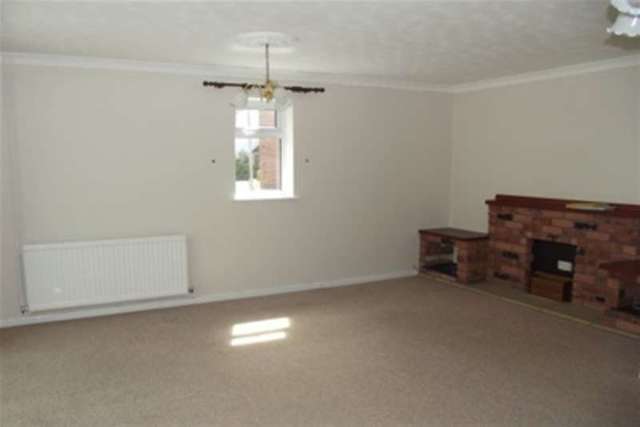  Image of 3 Bedroom Detached to rent at Clacton-on-Sea, CO16 7DD