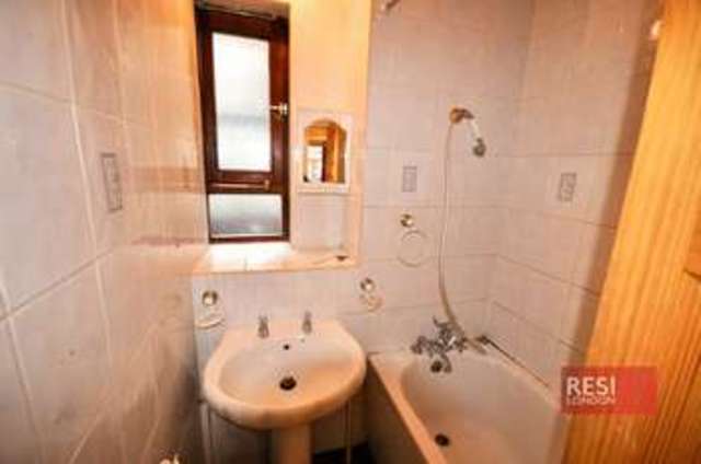  Image of 4 Bedroom Flat to rent at Cromer Street  London, WC1H 8LG