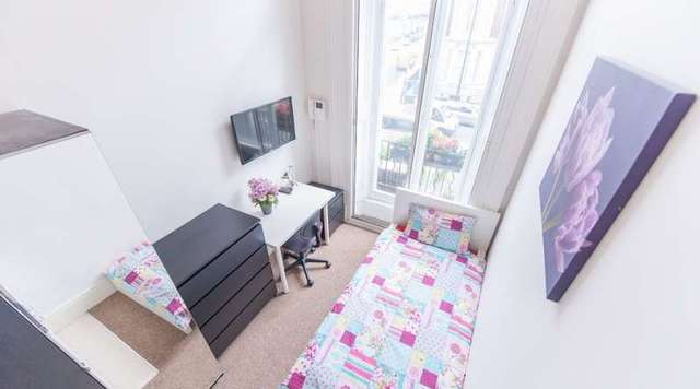  Image of Flat to rent at London, SW7 4HA
