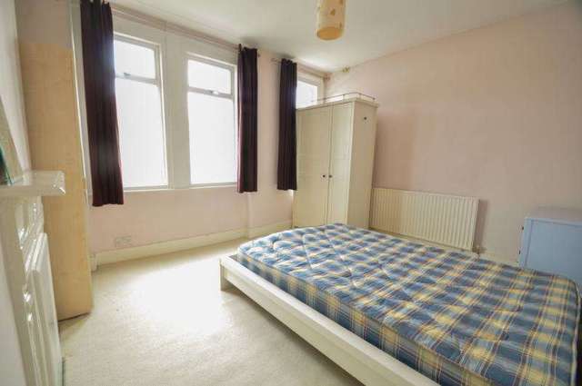  Image of 2 Bedroom Detached to rent at London  Colliers Wood, SW19 2DJ