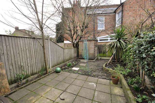  Image of 2 Bedroom Detached to rent at London  Colliers Wood, SW19 2DJ