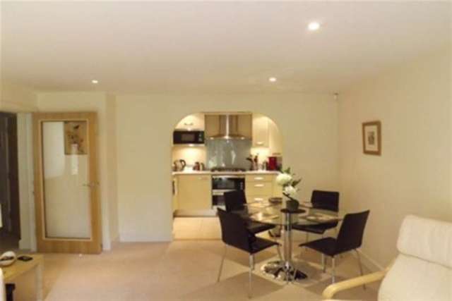 Image of 2 Bedroom Flat to rent at Horsham, RH13 5DW