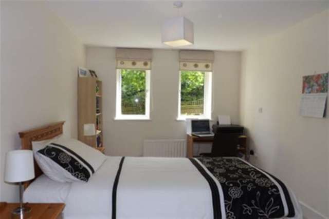  Image of 2 Bedroom Flat to rent at Horsham, RH13 5DW