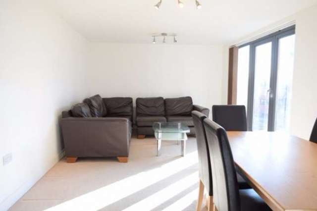  Image of 2 Bedroom Apartment to rent at Bramley Crescent  Ilford, IG2 6NU