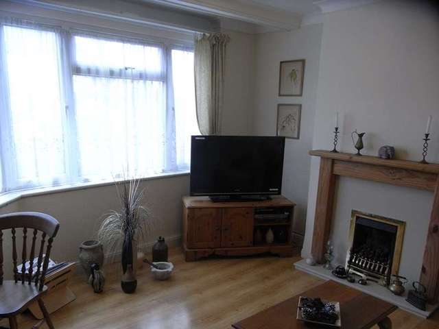  Image of 4 Bedroom Semi-Detached for sale at Leeside  Barnet, EN5 2PD